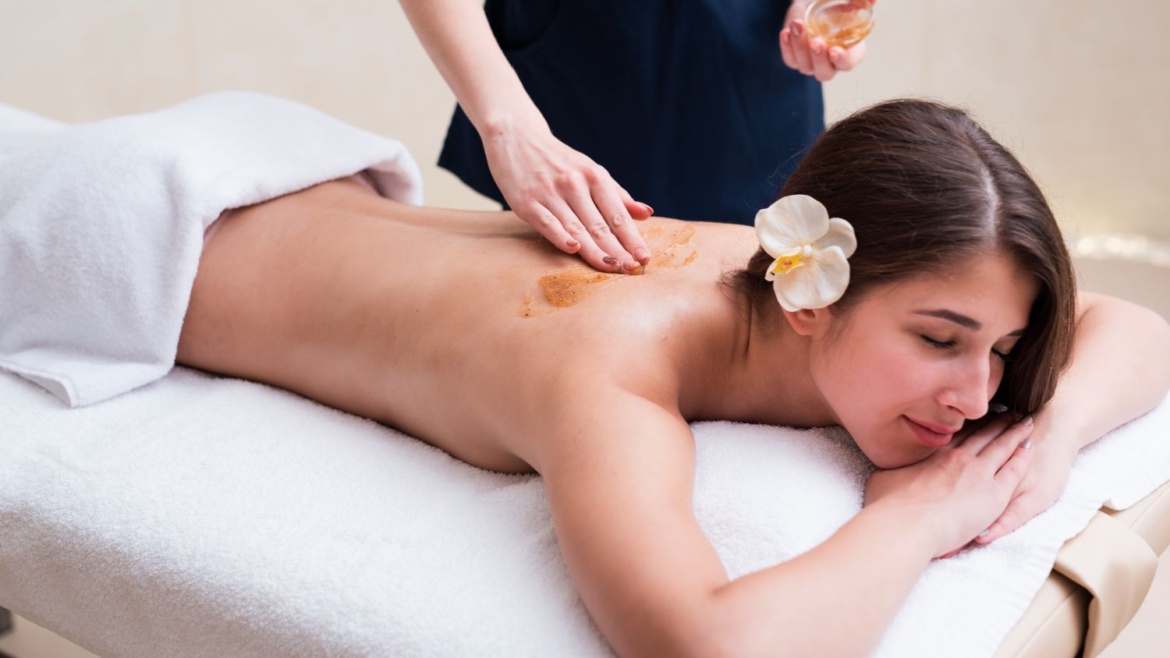 Medicated Massage With Hot Oil